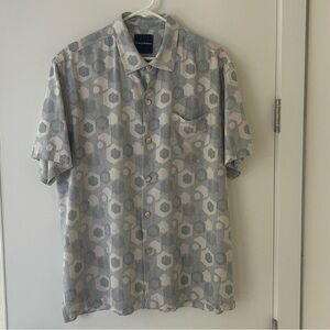 Tommy Bahama blue and white short sleeves geometric hexagon print shirt size XL